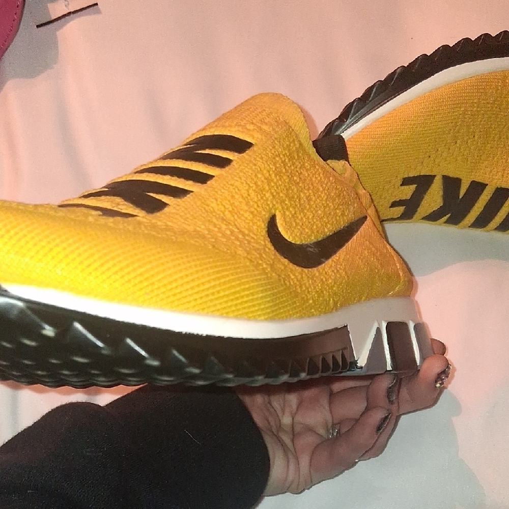Nike Womens Yellow and Black Slip-On Sneakers a NWOT - Picture 8 of 10